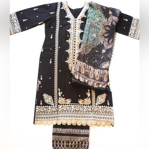 New never worn Shalwar Kameez with shawl from Sana Safinaz